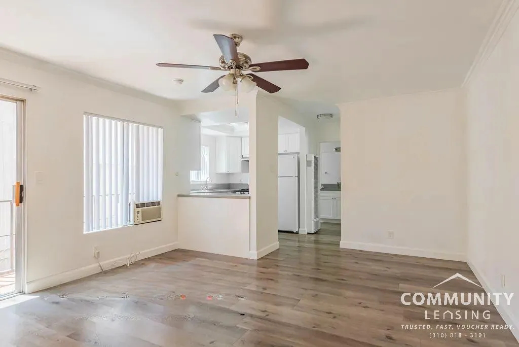 4069 Oakwood Ave photo 1 of 10